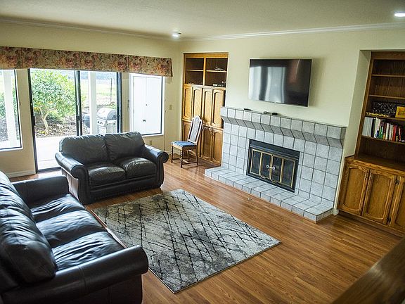3rd image of 721 Helen Dr