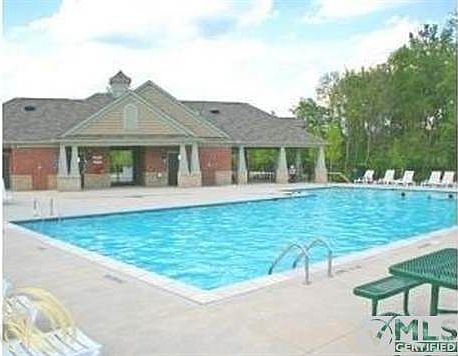 Pool.jpg