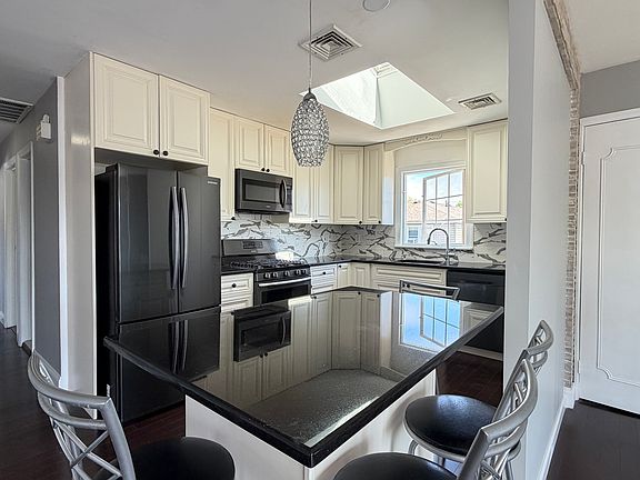 4th image of 133 Durant Ave #2