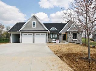 6653 Blackberry Ln, Bettendorf, IA 52722