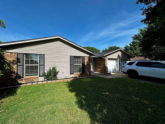2nd image of 4720 NE Macarthur Cir