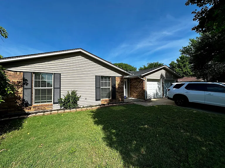 4720 NE Macarthur Cir — Photo 2