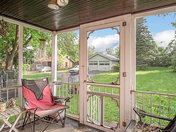 Nice screened in porch.