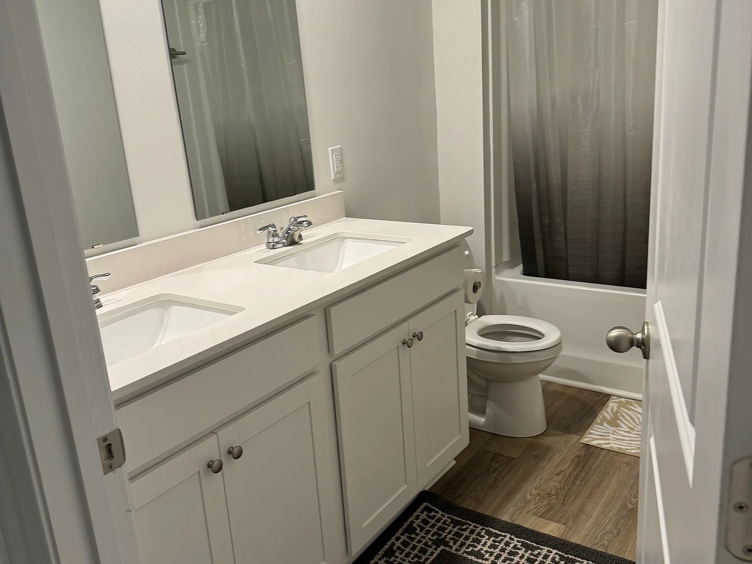 4 bed, 2389 sqft, $2,490 — Photo 4