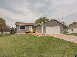 405 S Columbia St, Harrisburg, SD 57032