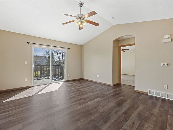 3rd image of 1562 Deerfield Dr