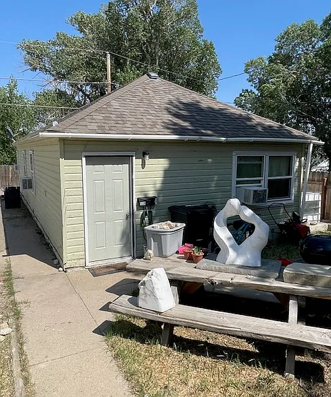Welcome to 539 1/2 14th Street, a fully furnished 2 bedroom, 1 bath home!