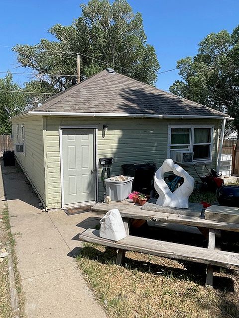 Welcome to 539 1/2 14th Street, a fully furnished 2 bedroom, 1 bath home!