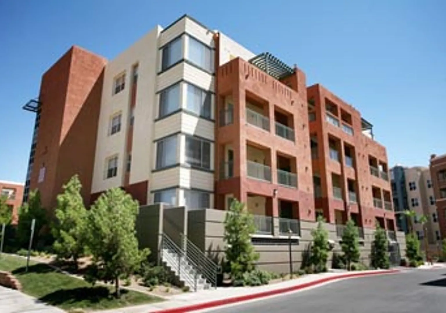 Beautiful modern feel 1 bedroom condo in guard gated Park Ave Condos — Photo 1