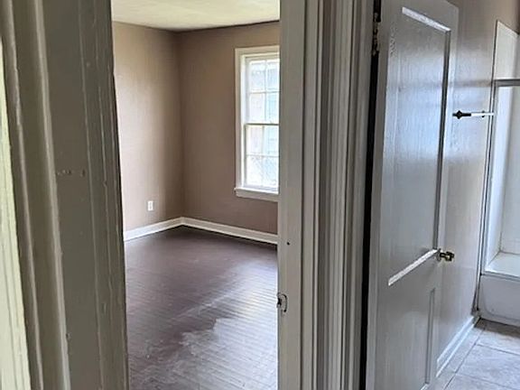 5th image of 323 Kelly St