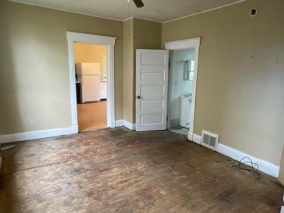 4th image of 904 John St