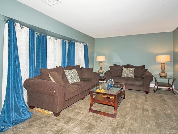 4th image of 10 Griffin Dr
