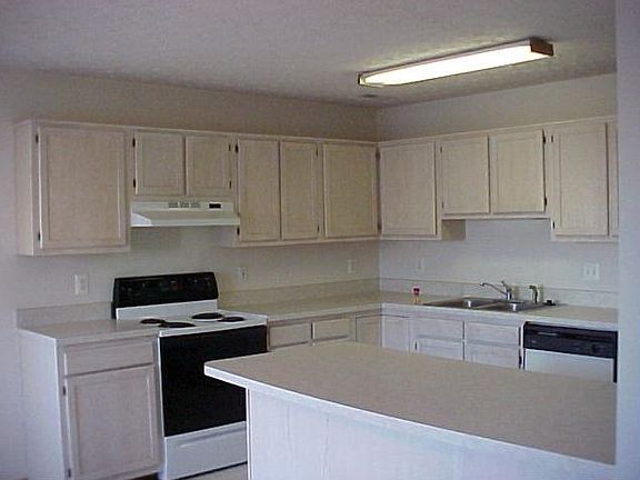 3rd image of 48225 Picketts Harbor Ct