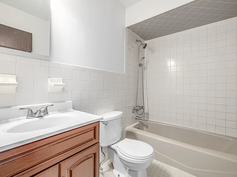 lindvale-gardens-mahwah-nj-1br-1ba
bathroom