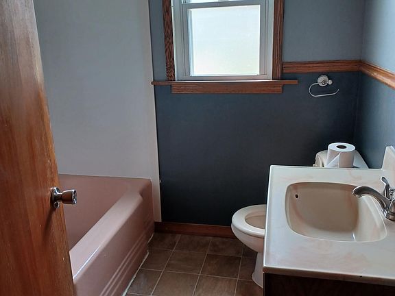 5th image of 61 Lyle Dr #1