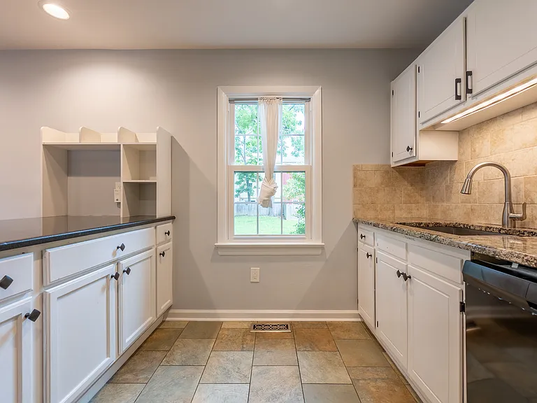 208 Huntington Ln — Photo 10