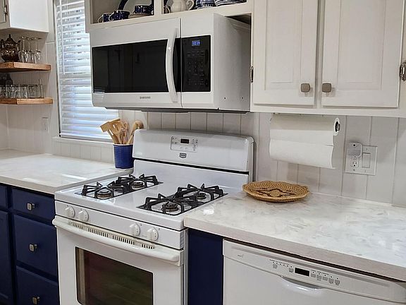 Kitchen couter & cabinets