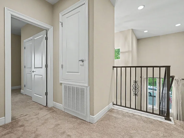 490 Soundview Ct — Photo 32