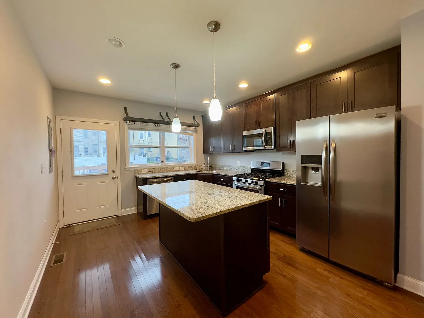 Charming 3 Bed/3 Bath Townhome in Middle East Baltimore! — Photo 4
