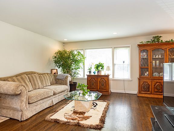 5th image of 335 Leclaire Ave