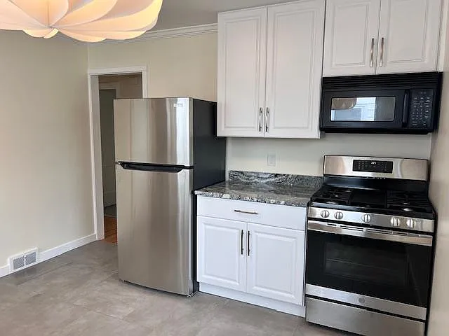 All new appliances: refrigerator, GAS stove, BOSCH dishwasher, quartz countertop