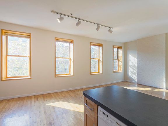 5th image of 110 Morris St