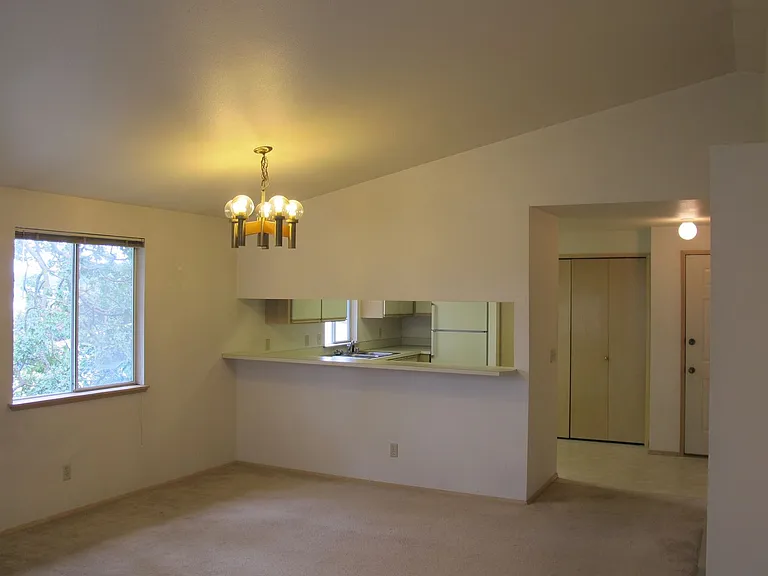 950 SE Ireland St — Photo 9