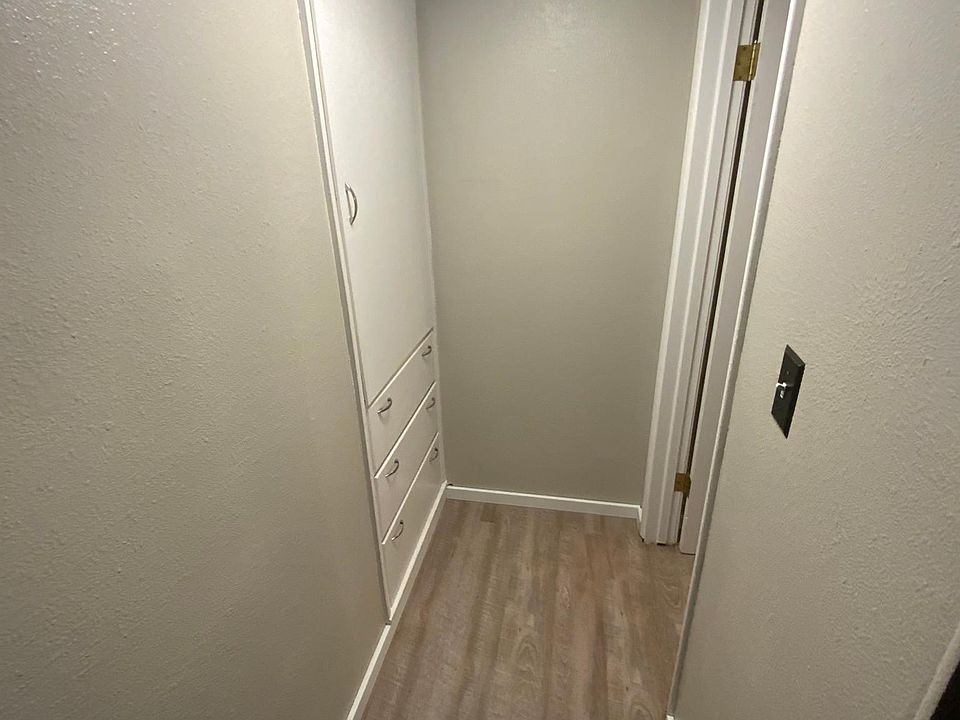 Wall way w/ built in cabinets
