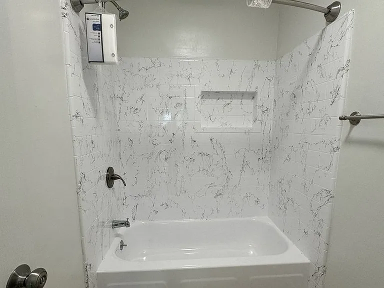 15925 Victory Blvd — Photo 16