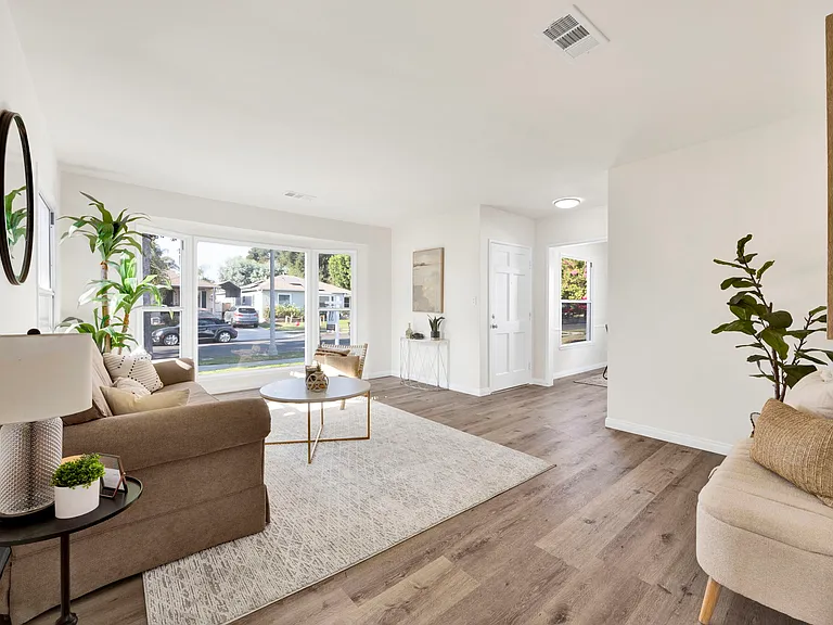 17350 Hamlin St — Photo 8