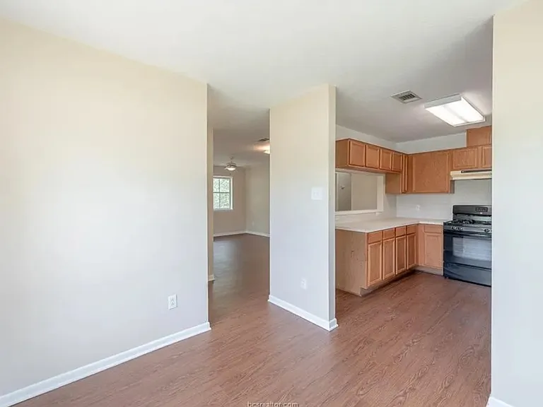 421 Edward St — Photo 2