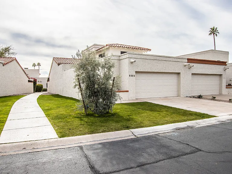 7633 E Sandalwood Dr — Photo 2