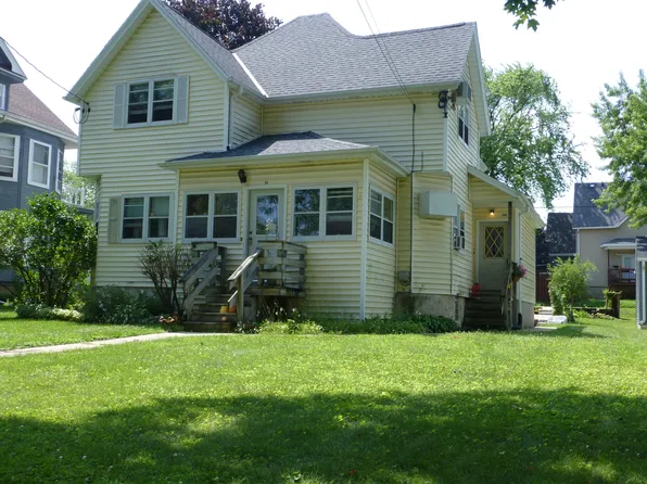 111 Grand Ave, Hartford, WI 53027