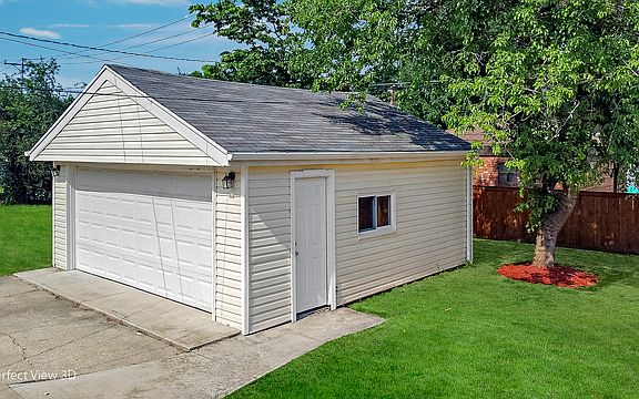 4th image of 1119 Blanchan Ave