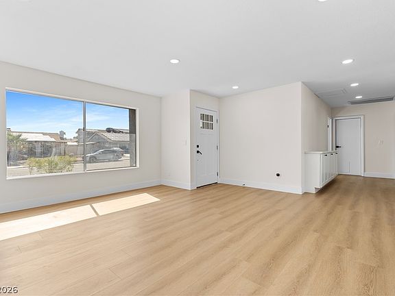 5th image of 5595 Chestnut St