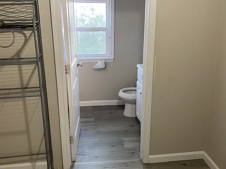 209 E Washington St — Photo 8