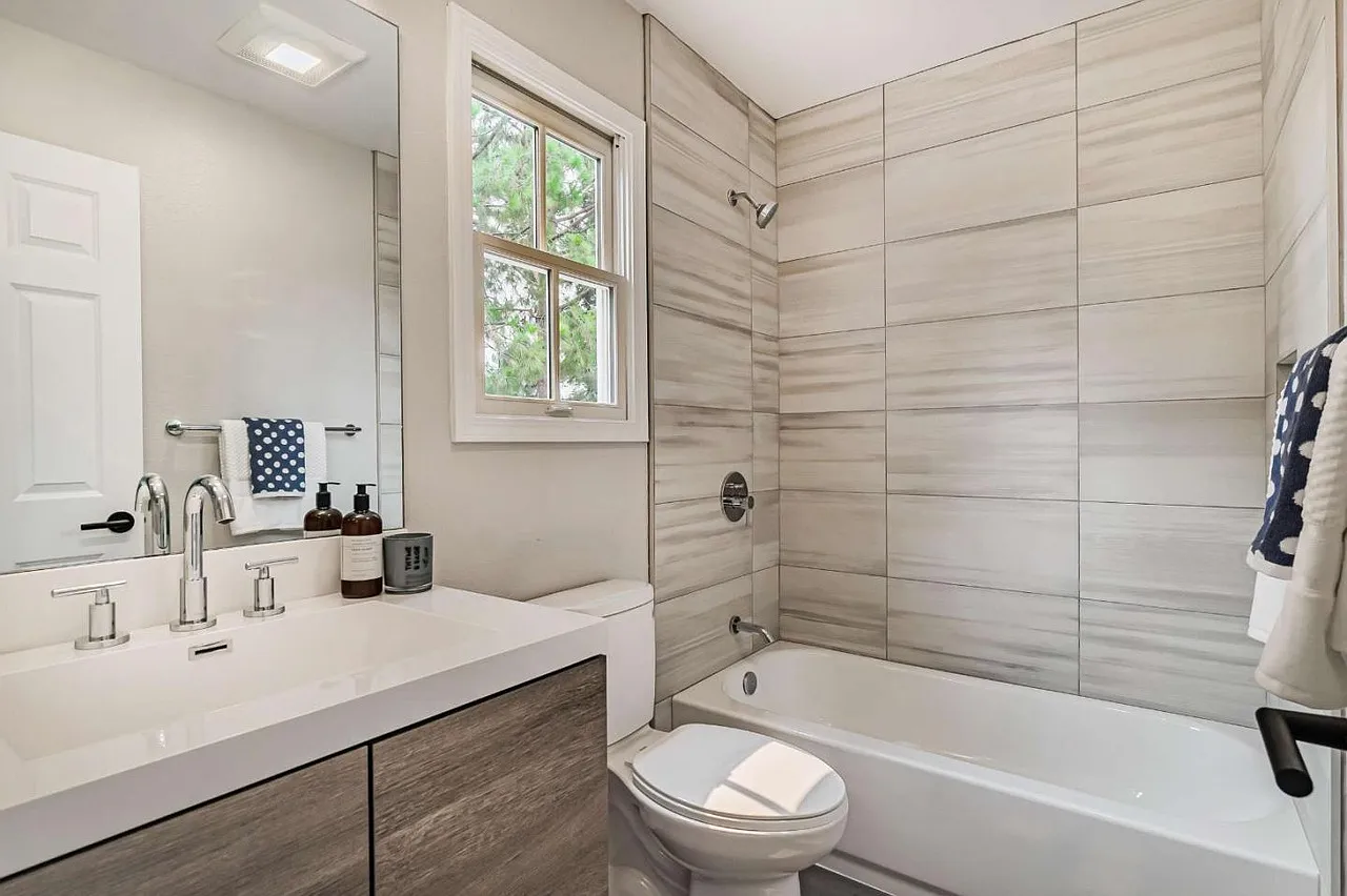 3 bed, 1836 sqft, $8,000 — Photo 4
