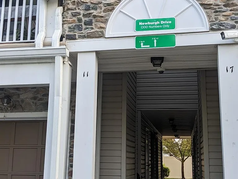 7 Newburgh Dr — Photo 1