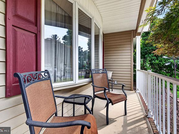 3rd image of 33 Auburn Rd