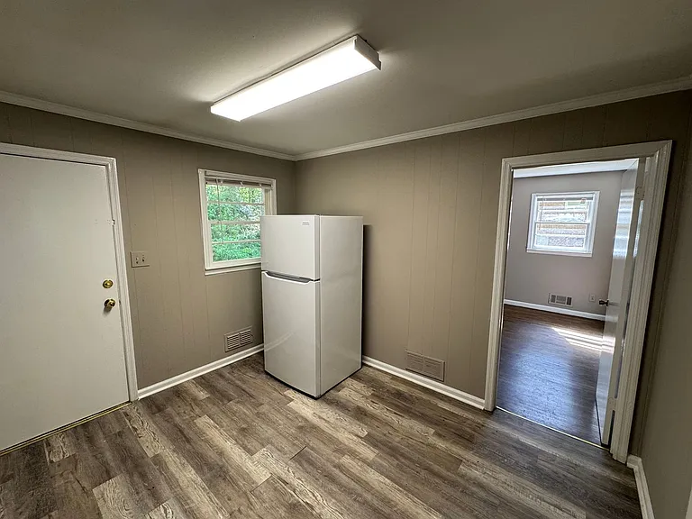 1210 Dewey St — Photo 3