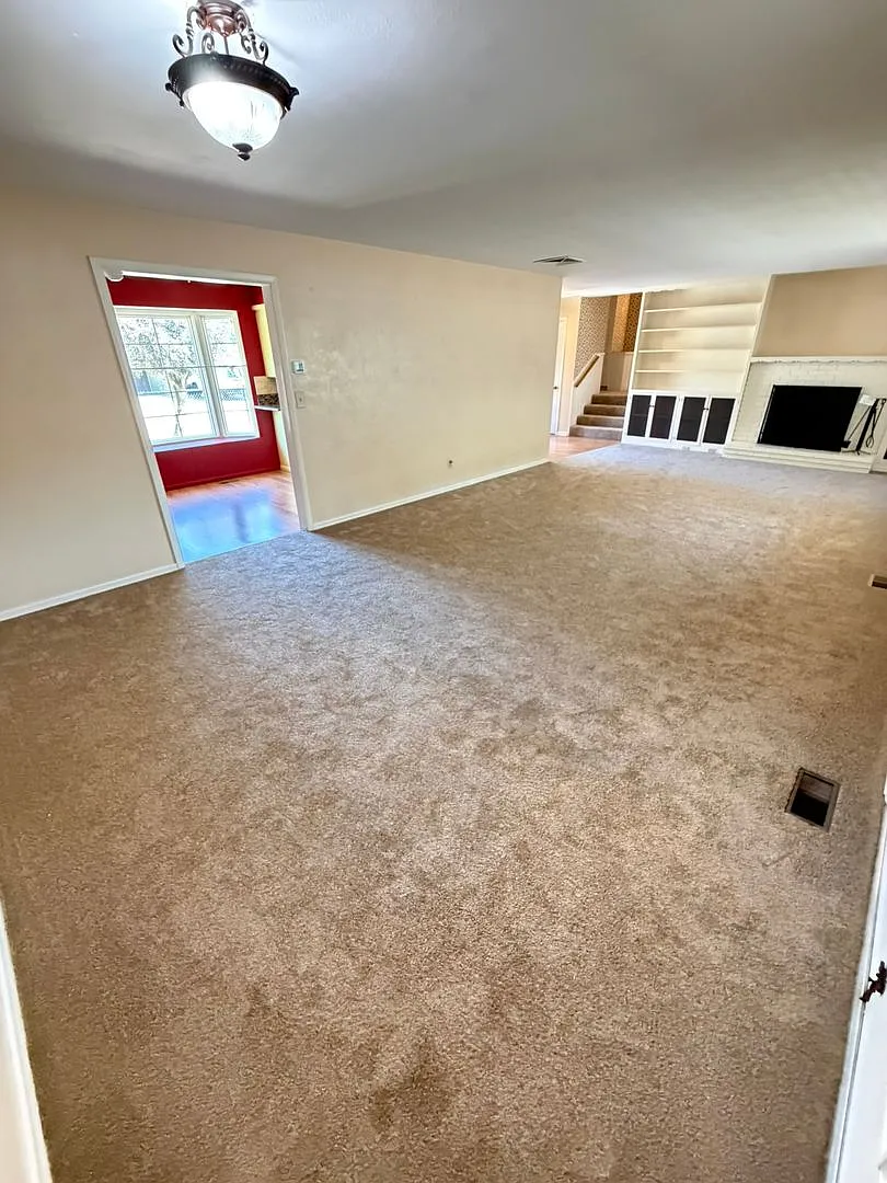 3 Bedroom on Large corner lot! — Photo 3