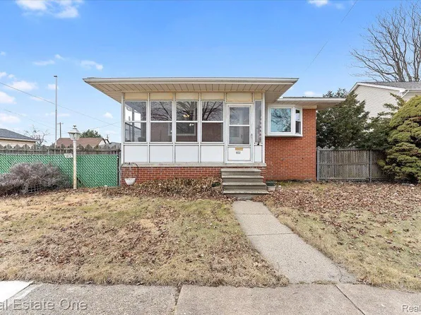 922 5th St, Wyandotte, MI 48192
