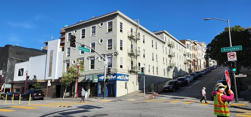 400 Broadway — Photo 1