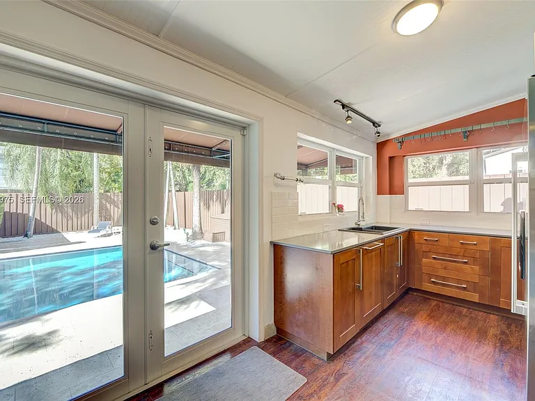 2441 Swanson Ave — Photo 12