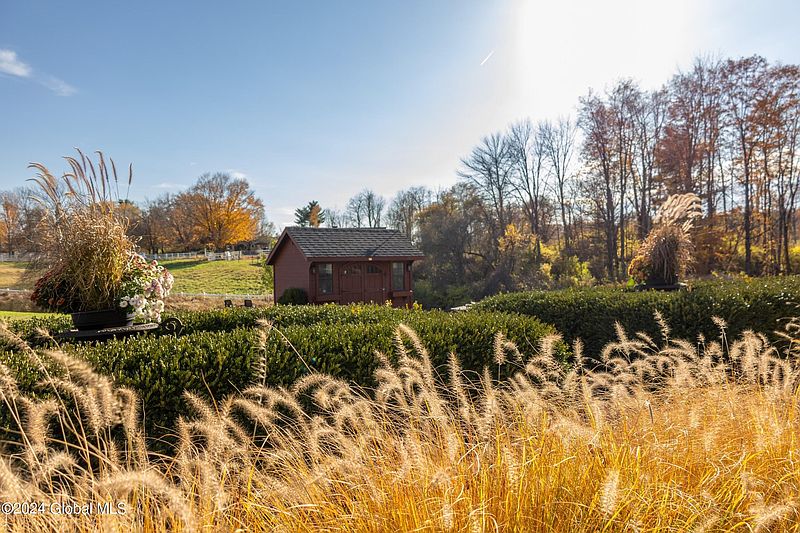 5th image of 373 Fortsville Road