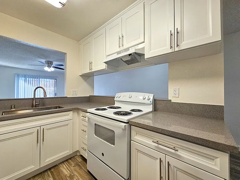 Emerald Vista Apartments — Photo 7
