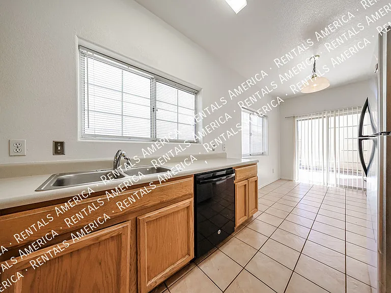 1022 W Westchester Ave — Photo 14
