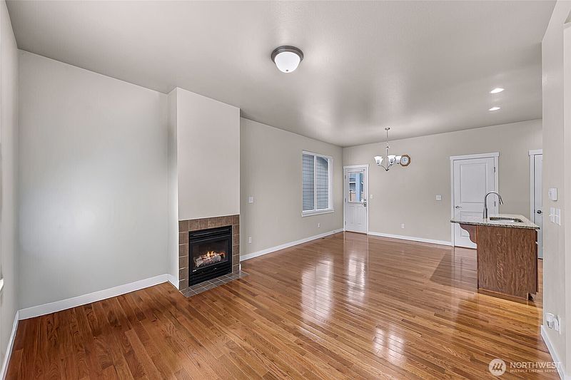 4th image of 336 Tremont Avenue