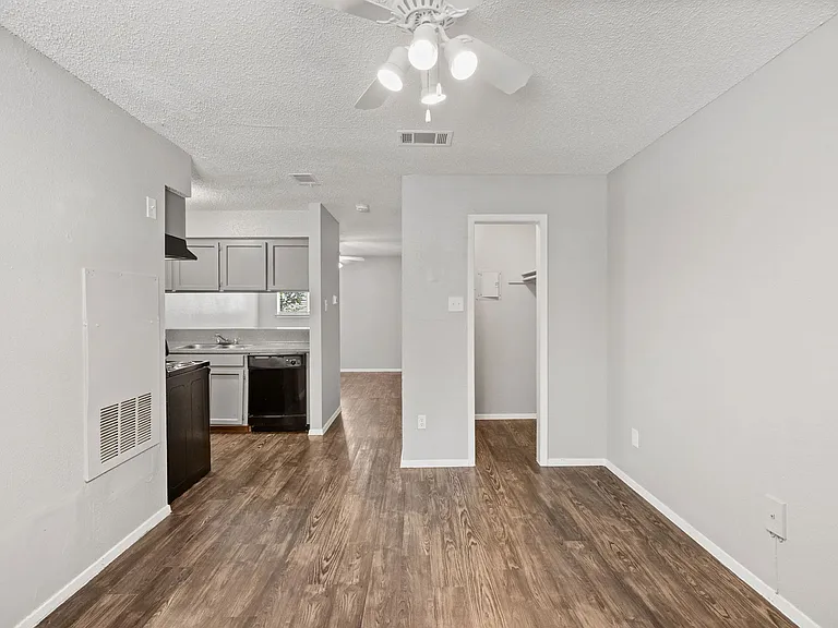 Awesome open Studio Apartments Close to Downtown — Photo 9