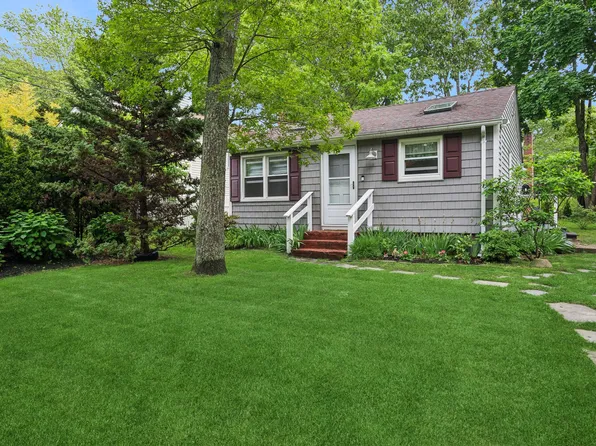 11 Shell Rd, Hampton Bays, NY 11946